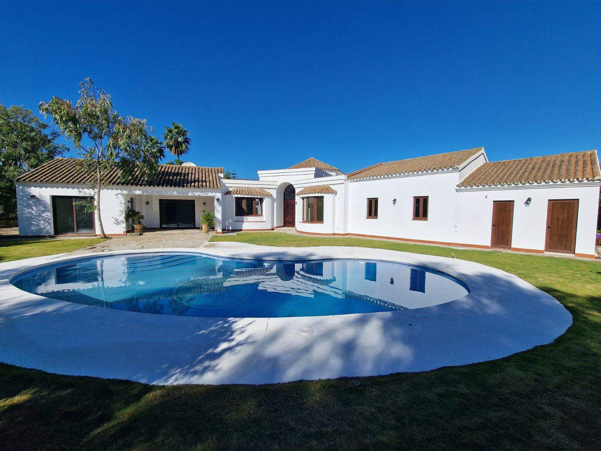 Se vende Villa - Chalet de 4 dormitorios en Costa Del Sol, Cadiz, España