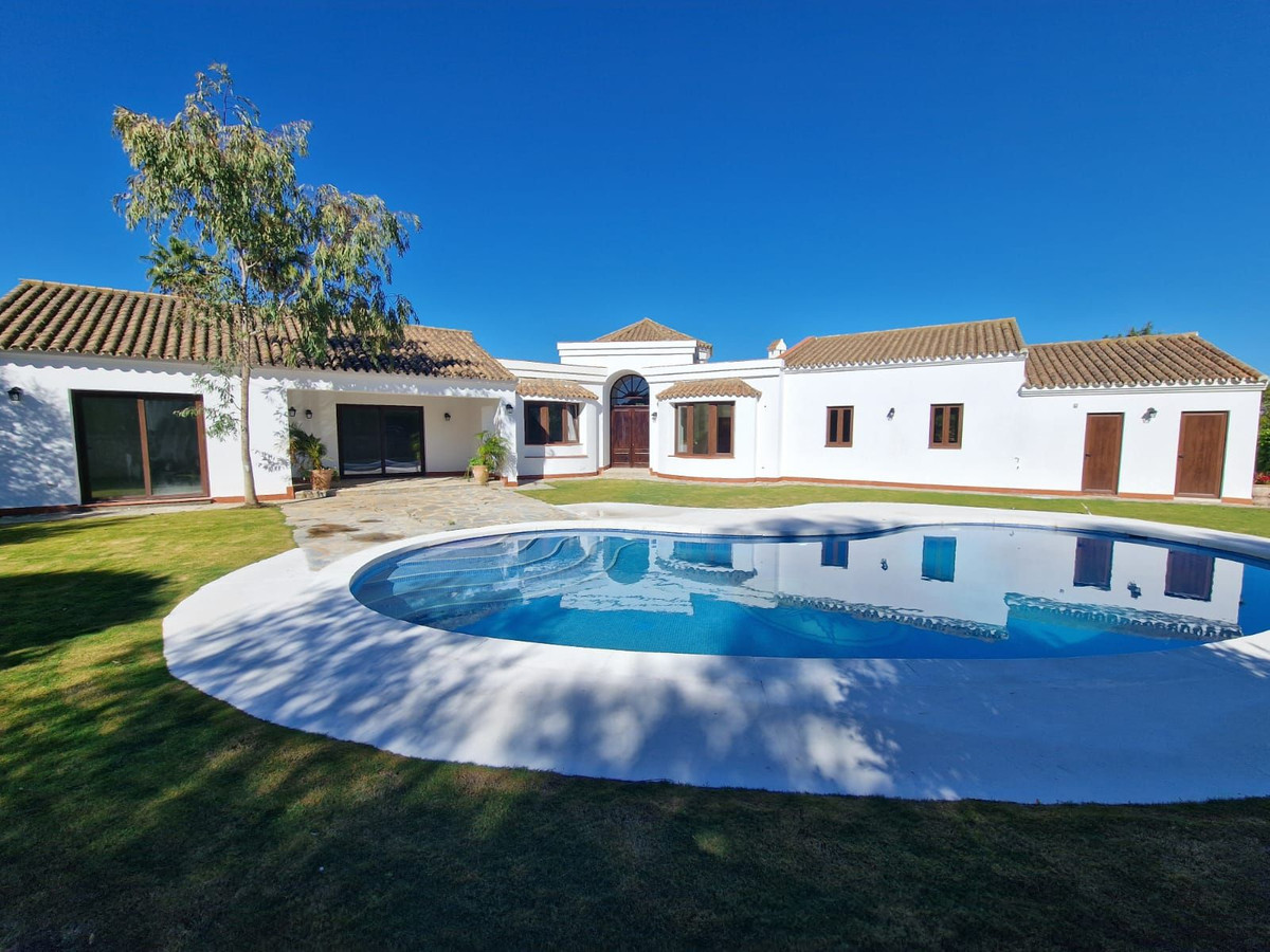 Se vende Villa - Chalet de 4 dormitorios en Costa Del Sol, Cadiz, España