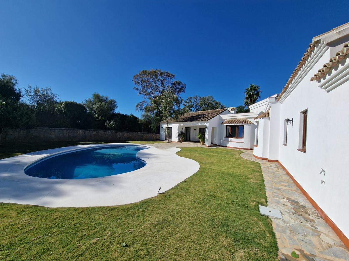 Se vende Villa - Chalet de 4 dormitorios en Costa Del Sol, Cadiz, España