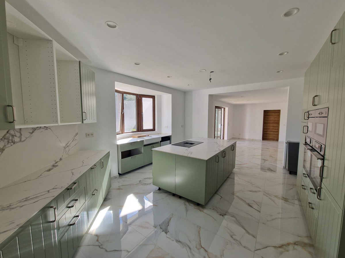 Se vende Villa - Chalet de 4 dormitorios en Costa Del Sol, Cadiz, España