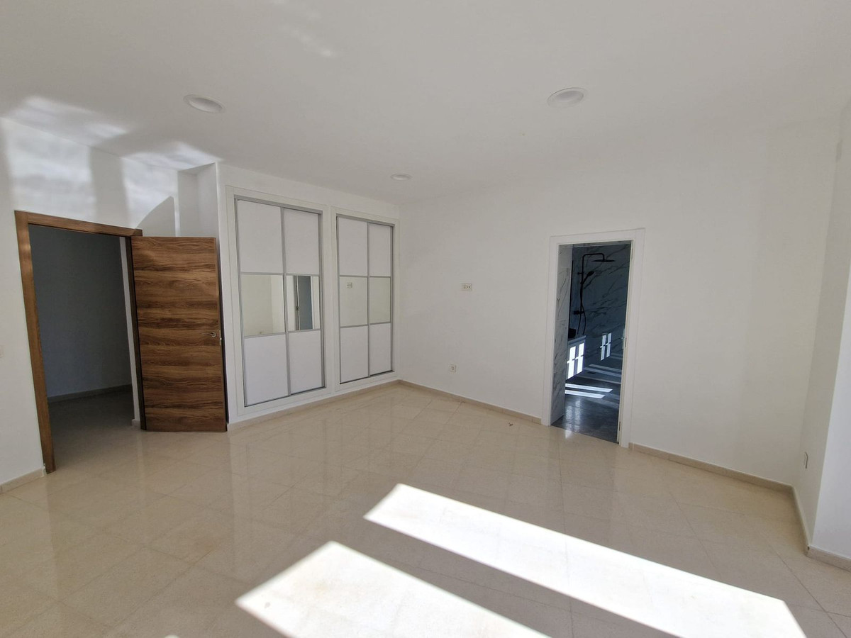 Se vende Villa - Chalet de 4 dormitorios en Costa Del Sol, Cadiz, España
