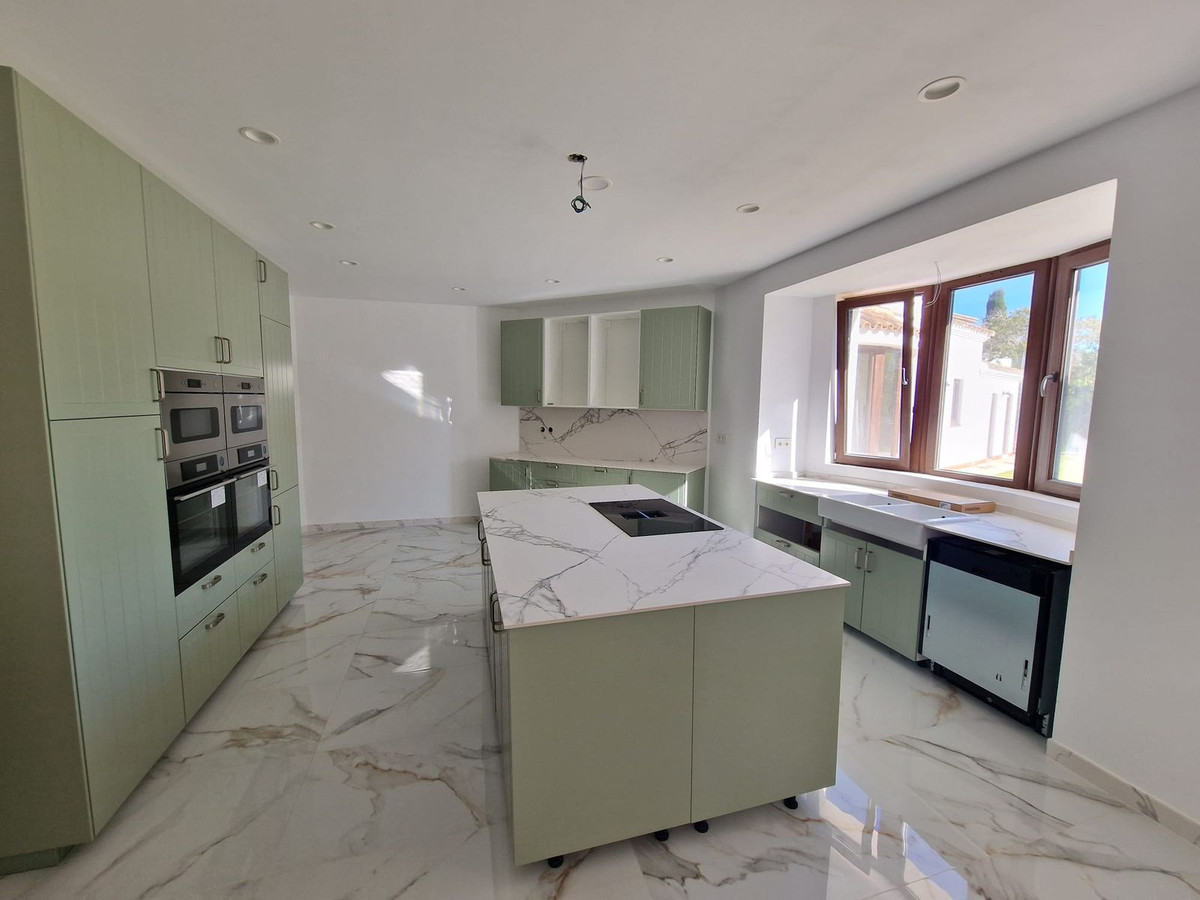 Se vende Villa - Chalet de 4 dormitorios en Costa Del Sol, Cadiz, España