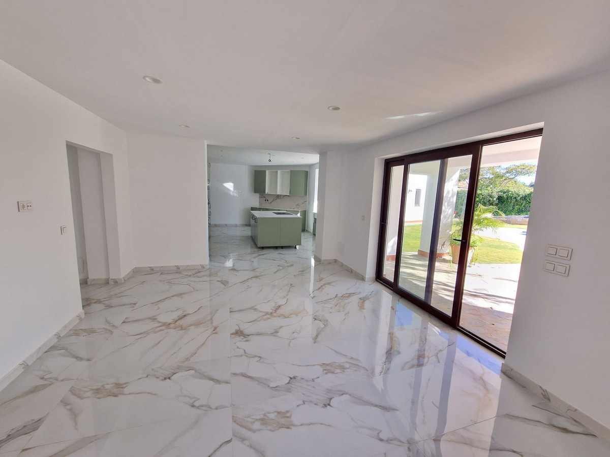 Se vende Villa - Chalet de 4 dormitorios en Costa Del Sol, Cadiz, España