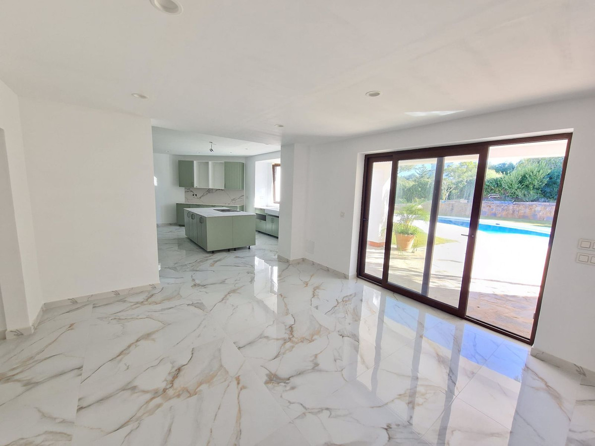 Se vende Villa - Chalet de 4 dormitorios en Costa Del Sol, Cadiz, España