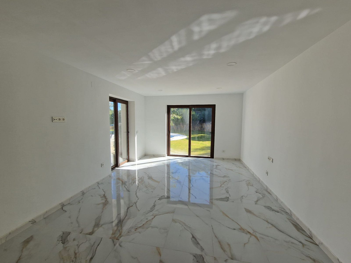 Se vende Villa - Chalet de 4 dormitorios en Costa Del Sol, Cadiz, España