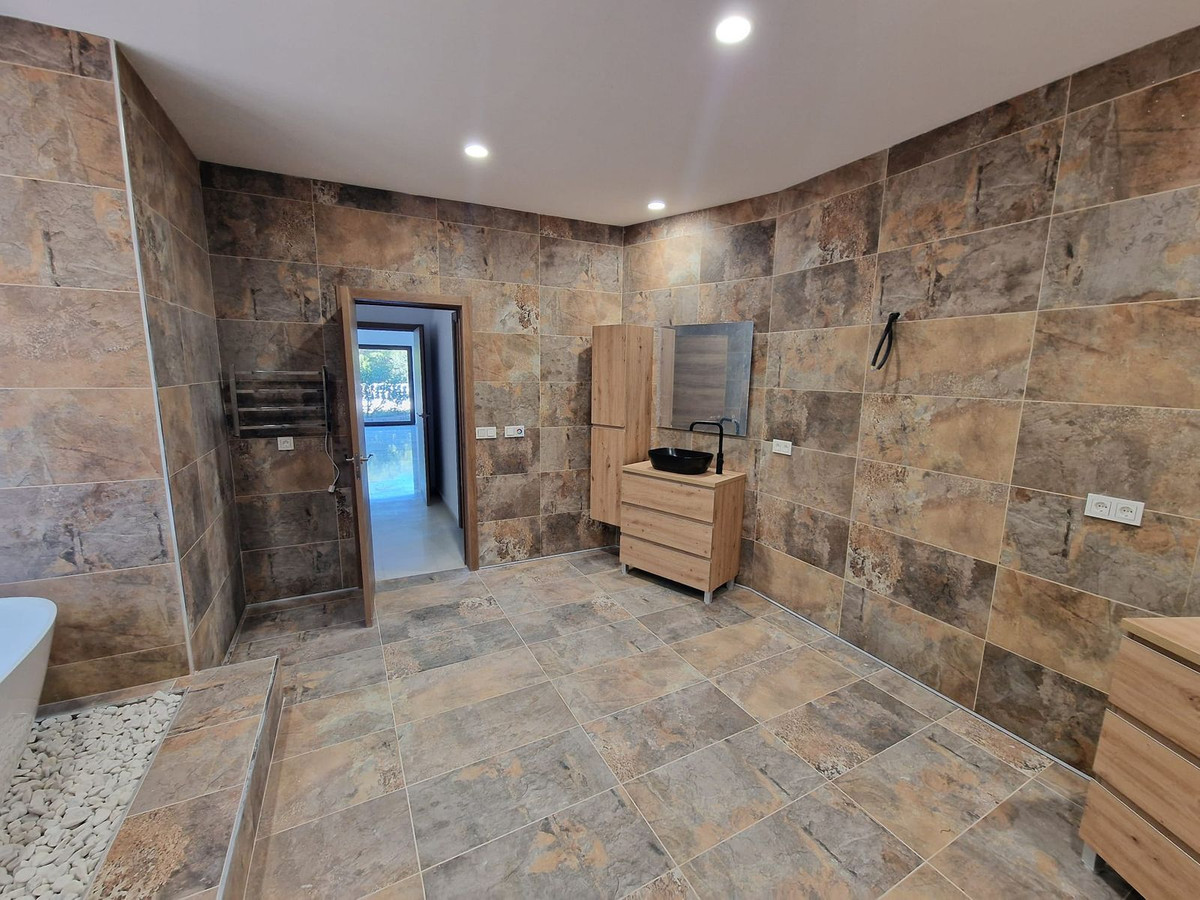 Se vende Villa - Chalet de 4 dormitorios en Costa Del Sol, Cadiz, España