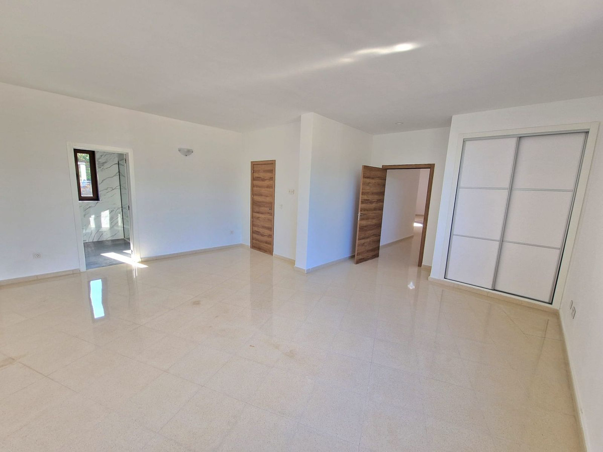 Se vende Villa - Chalet de 4 dormitorios en Costa Del Sol, Cadiz, España