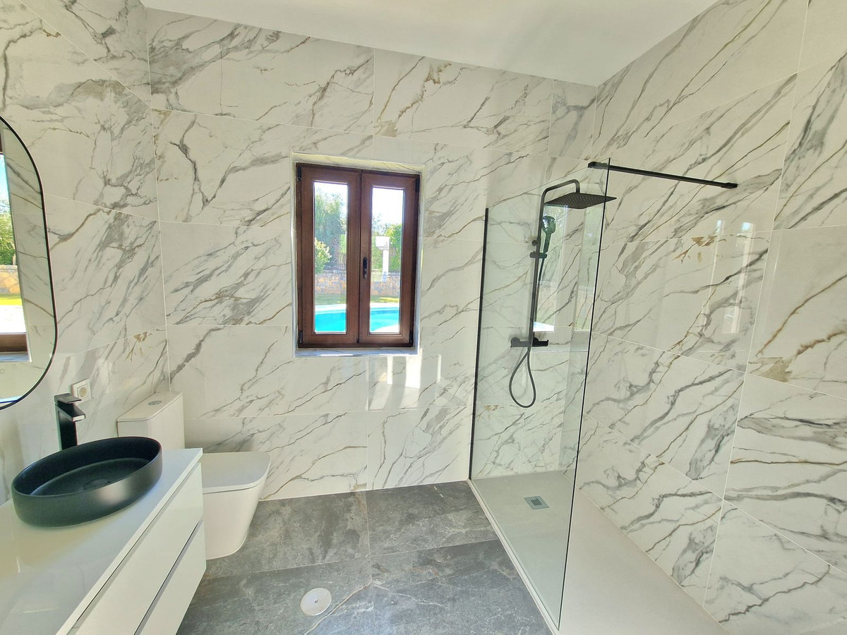 Se vende Villa - Chalet de 4 dormitorios en Costa Del Sol, Cadiz, España
