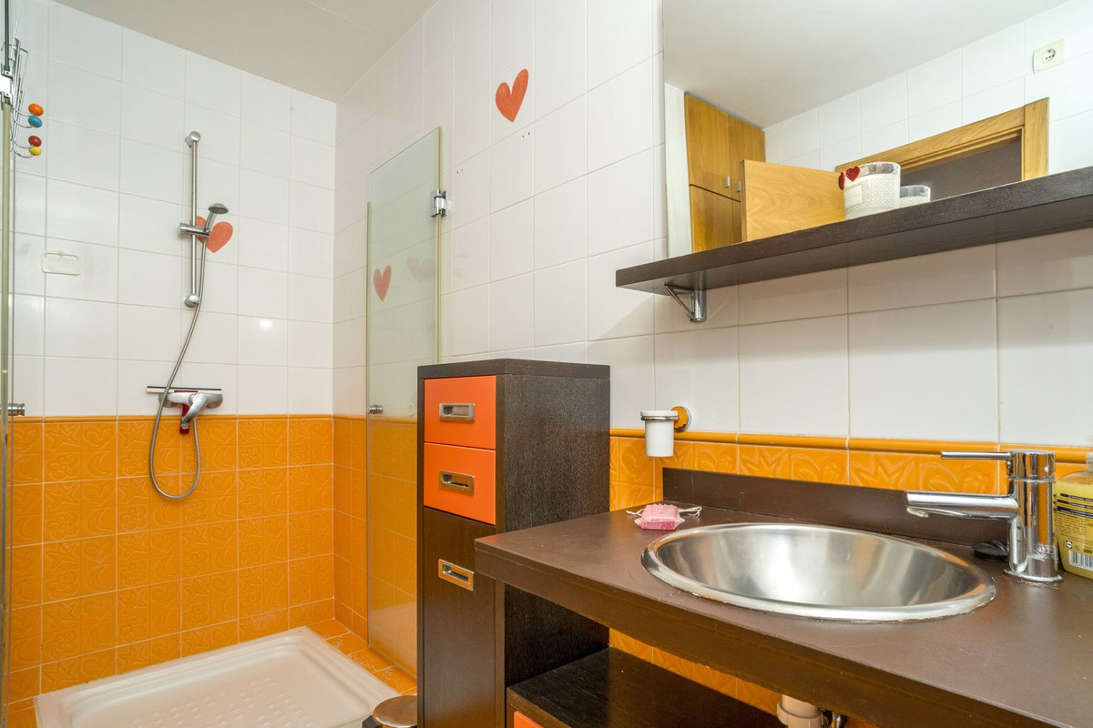 Se vende Apartamento Planta Media de 2 dormitorios en Costa Del Sol, Málaga, España