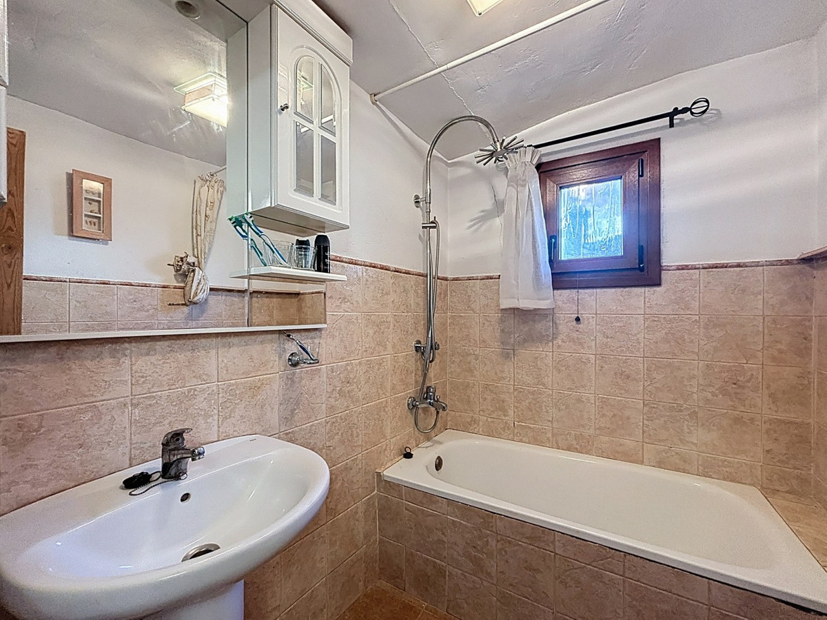 4 Bed Townhouse for sale in Periana Costa Del Sol East, Málaga, Spain