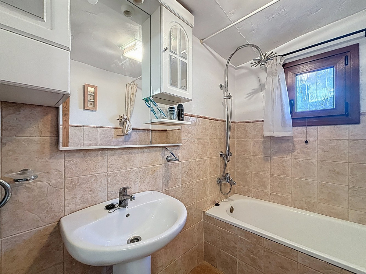 4 Bed Townhouse for sale in Periana Costa Del Sol East, Málaga, Spain