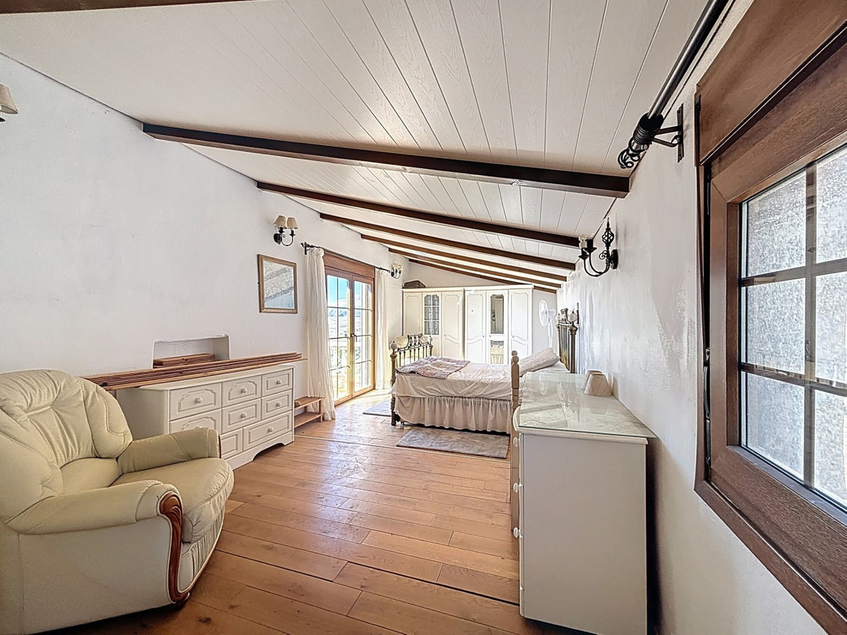 4 Bed Townhouse for sale in Periana Costa Del Sol East, Málaga, Spain