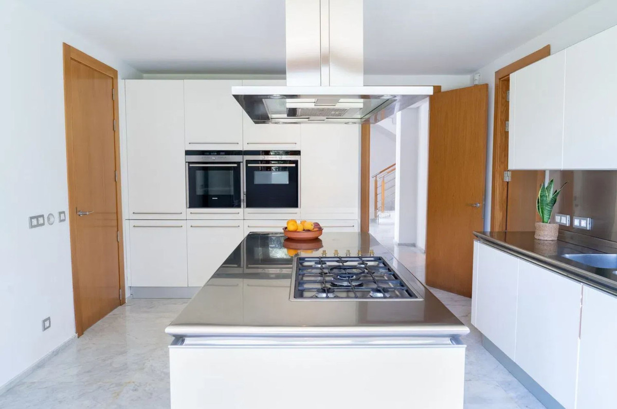 Se vende Villa - Chalet de 4 dormitorios en Costa Del Sol, Cadiz, España