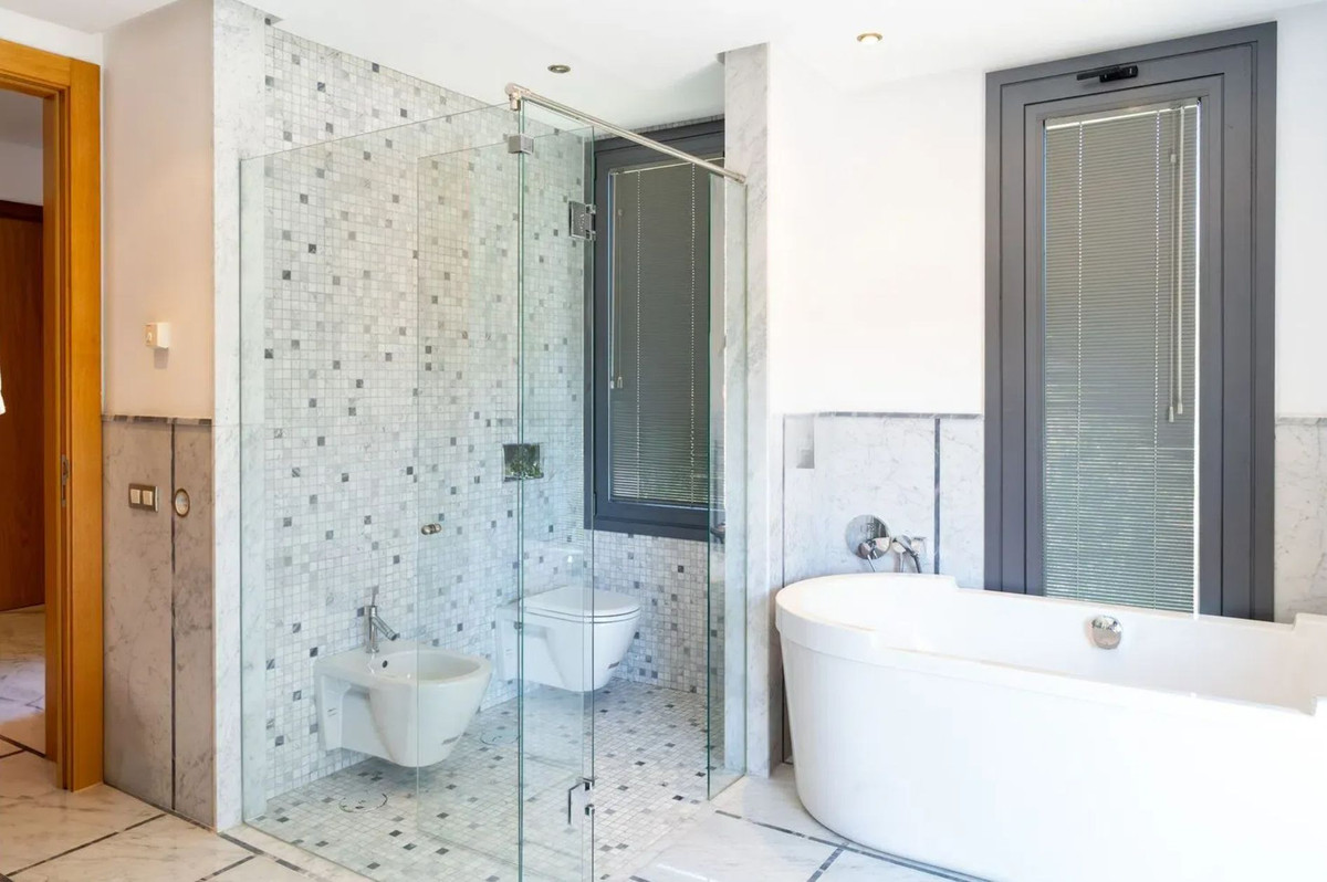 Se vende Villa - Chalet de 4 dormitorios en Costa Del Sol, Cadiz, España