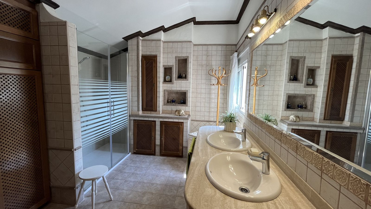 Se vende Villa - Chalet de 4 dormitorios en Costa Blanca, Alicante, España
