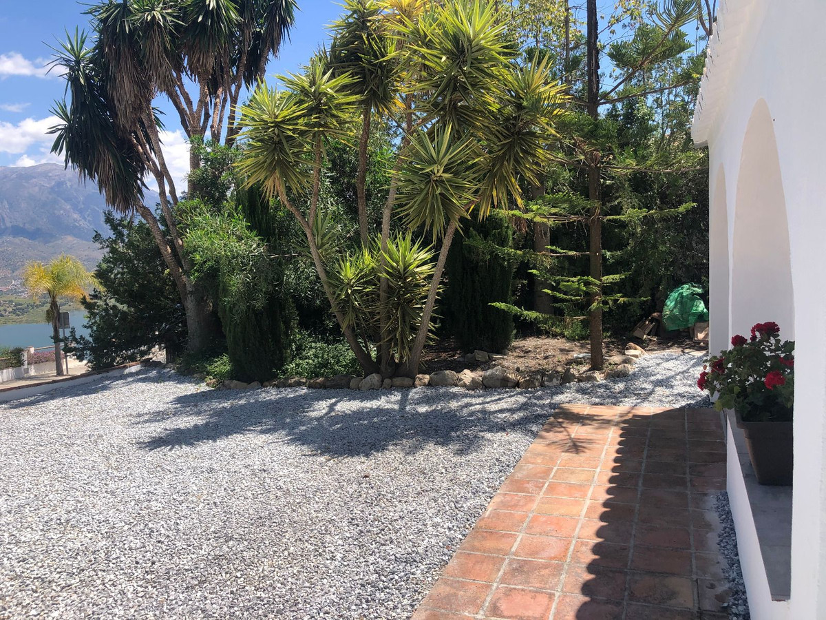 2 Bed Townhouse for sale in La Viñuela Costa Del Sol East, Málaga, Spain