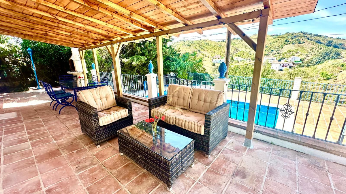 2 Bed Townhouse for sale in La Viñuela Costa Del Sol East, Málaga, Spain