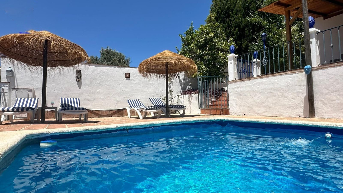 2 Bed Townhouse for sale in La Viñuela Costa Del Sol East, Málaga, Spain