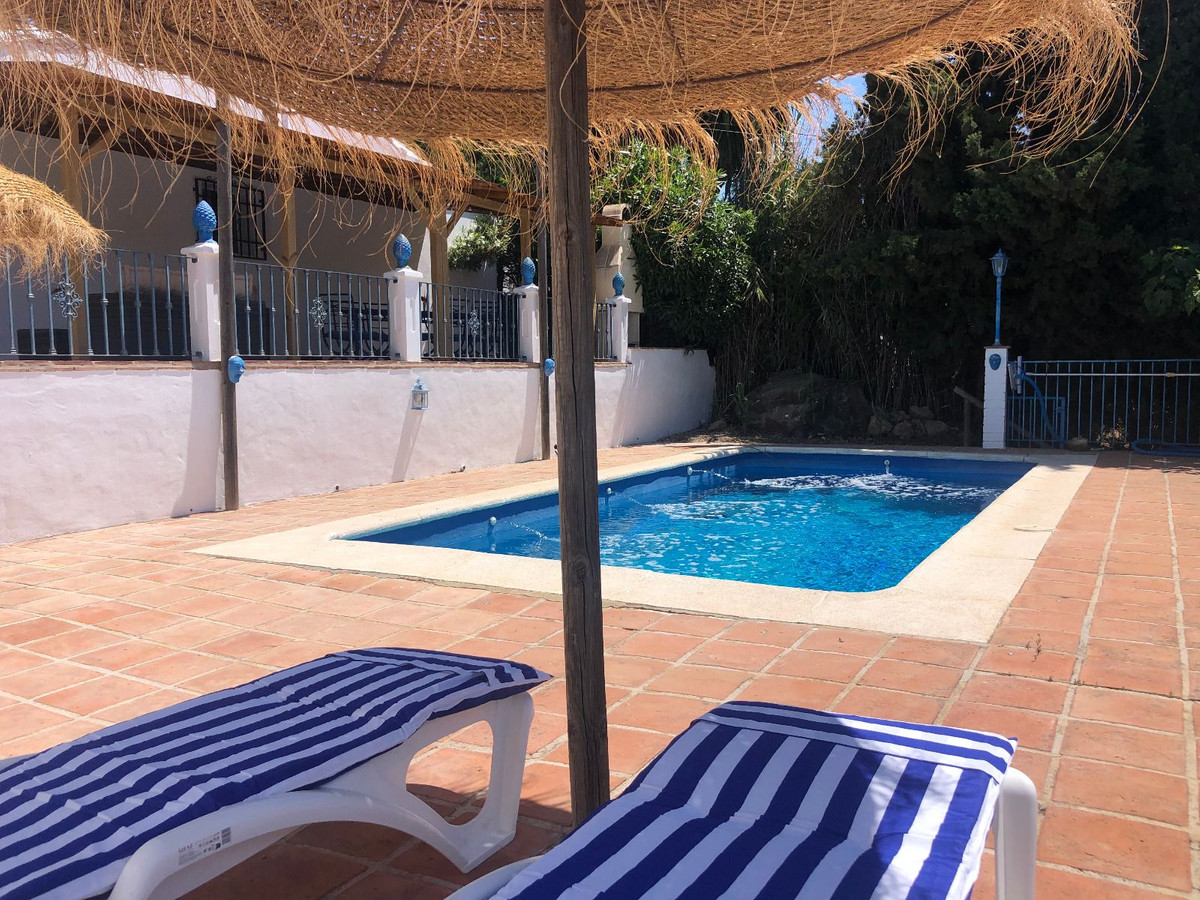 2 Bed Townhouse for sale in La Viñuela Costa Del Sol East, Málaga, Spain