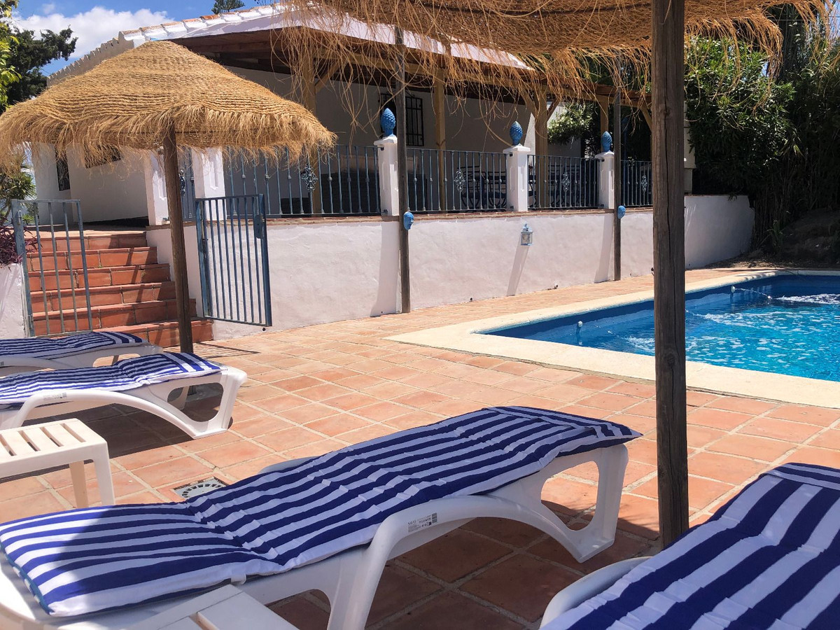 2 Bed Townhouse for sale in La Viñuela Costa Del Sol East, Málaga, Spain