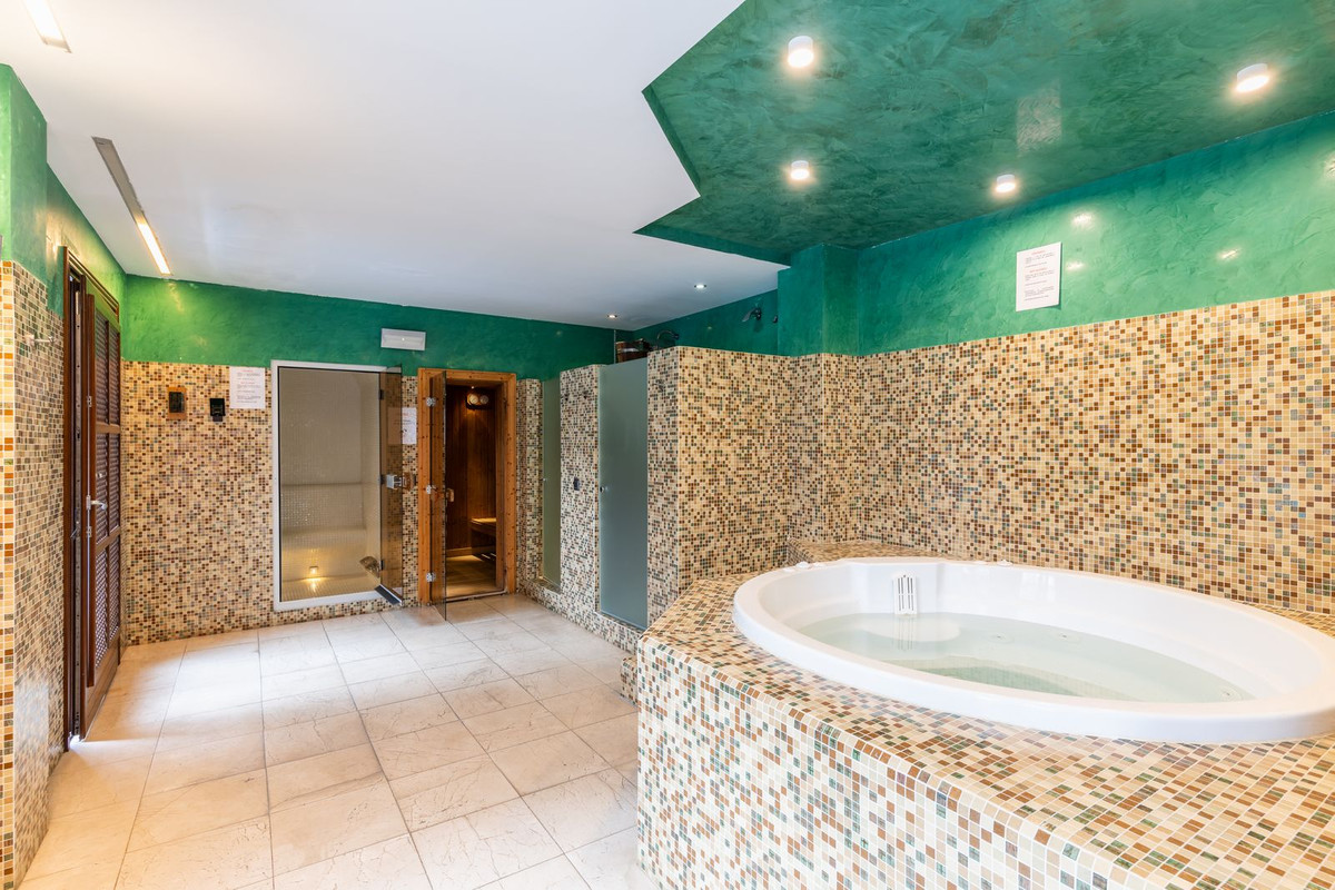 2 Bed Apartment for sale in Estepona Costa Del Sol, Málaga, Spain