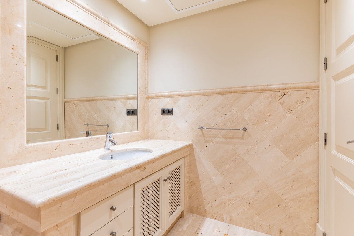 2 Bed Apartment for sale in Estepona Costa Del Sol, Málaga, Spain