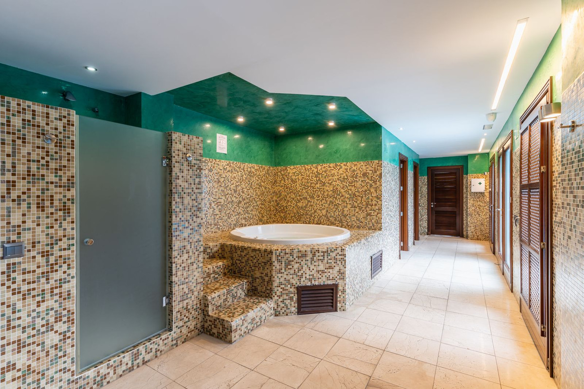 2 Bed Apartment for sale in Estepona Costa Del Sol, Málaga, Spain