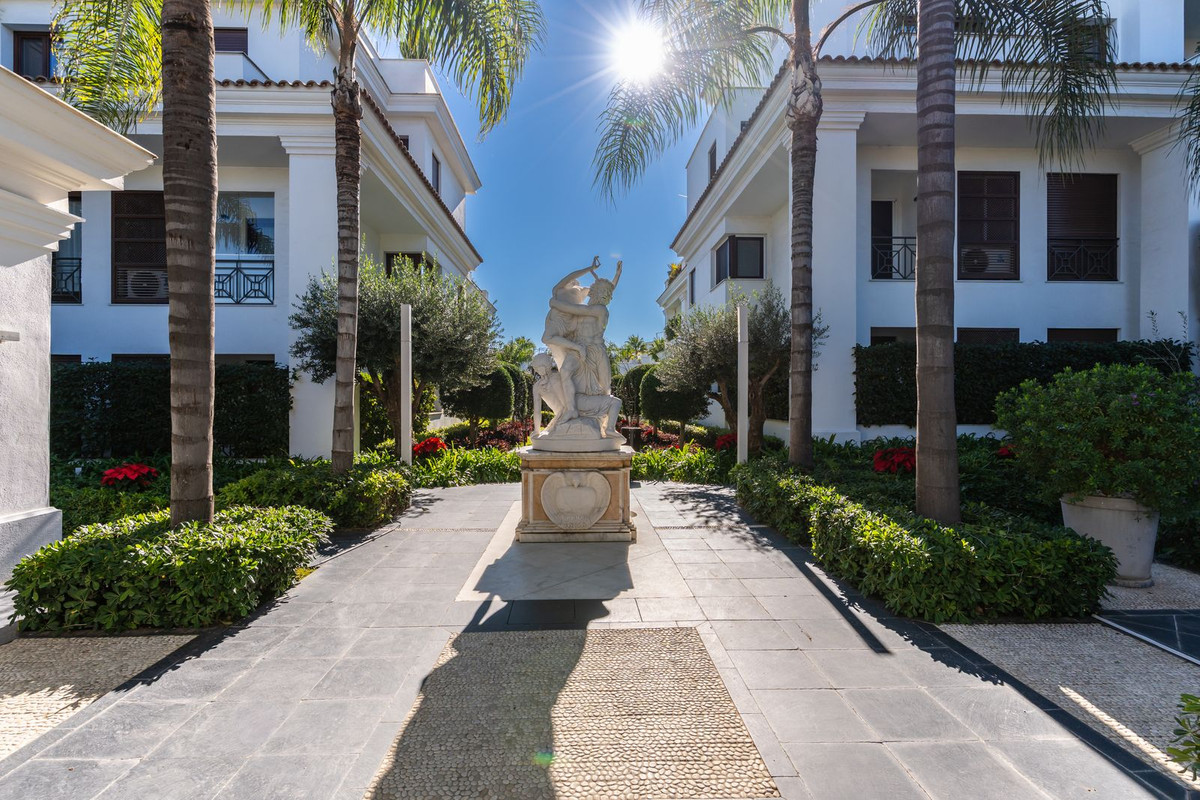 2 Bed Apartment for sale in Estepona Costa Del Sol, Málaga, Spain