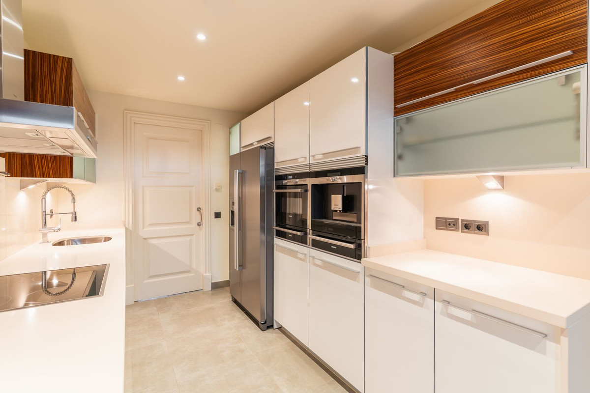 2 Bed Apartment for sale in Estepona Costa Del Sol, Málaga, Spain