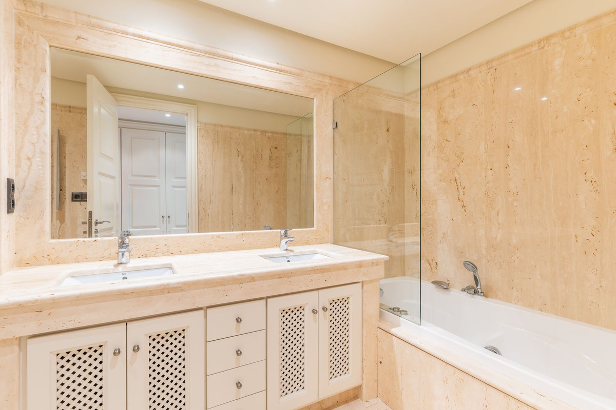 2 Bed Apartment for sale in Estepona Costa Del Sol, Málaga, Spain