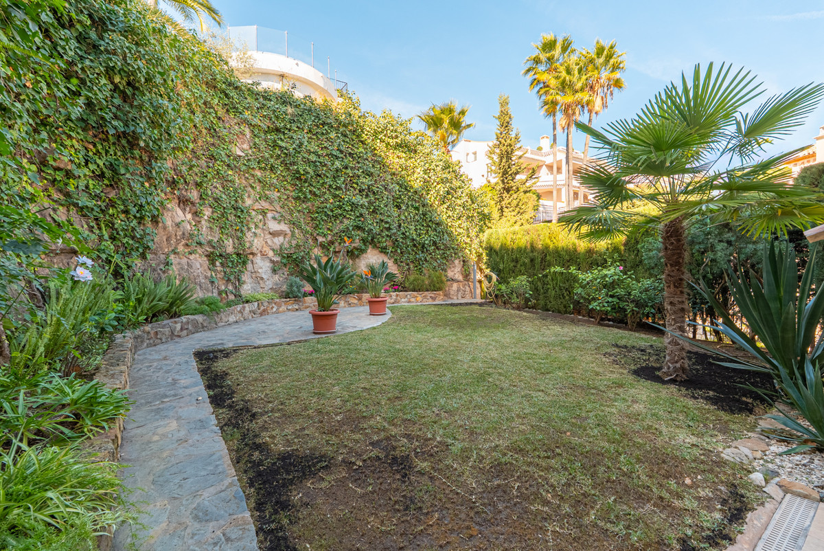 2 Bed Apartment for sale in Benahavís Costa Del Sol, Málaga, Spain