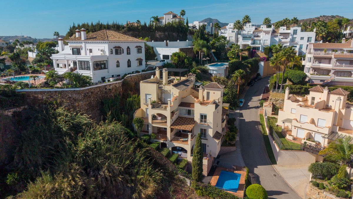 2 Bed Apartment for sale in Benahavís Costa Del Sol, Málaga, Spain