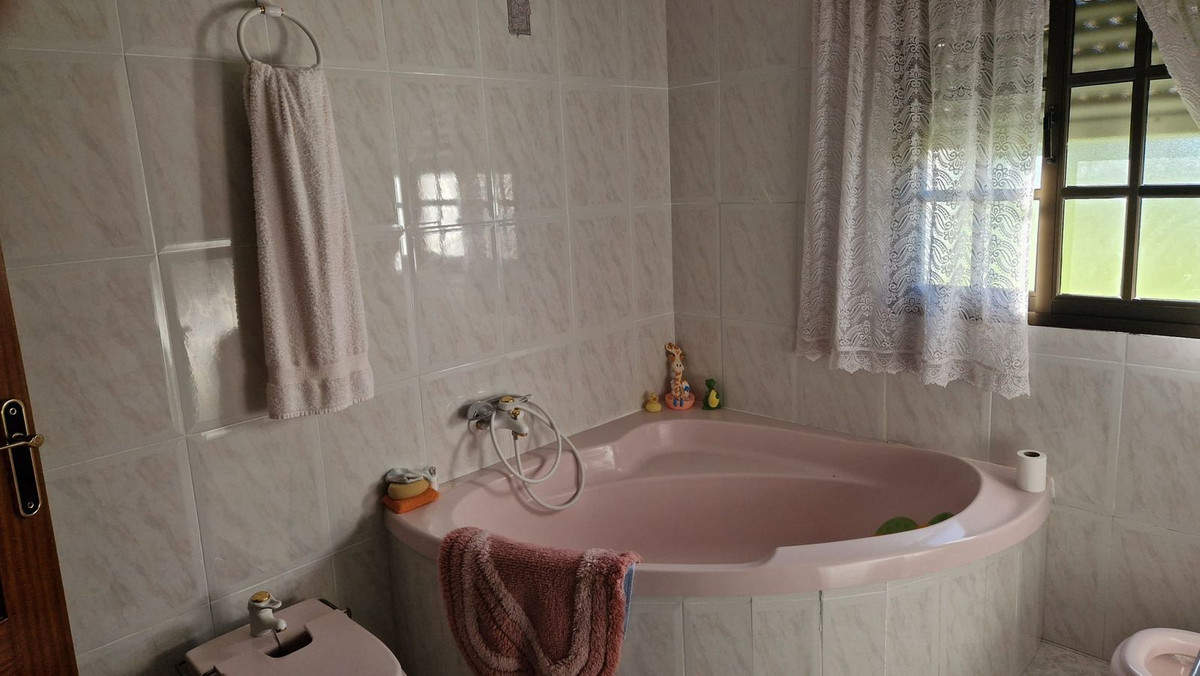 Se vende Villa - Chalet de 5 dormitorios en Costa Del Sol, Málaga, España