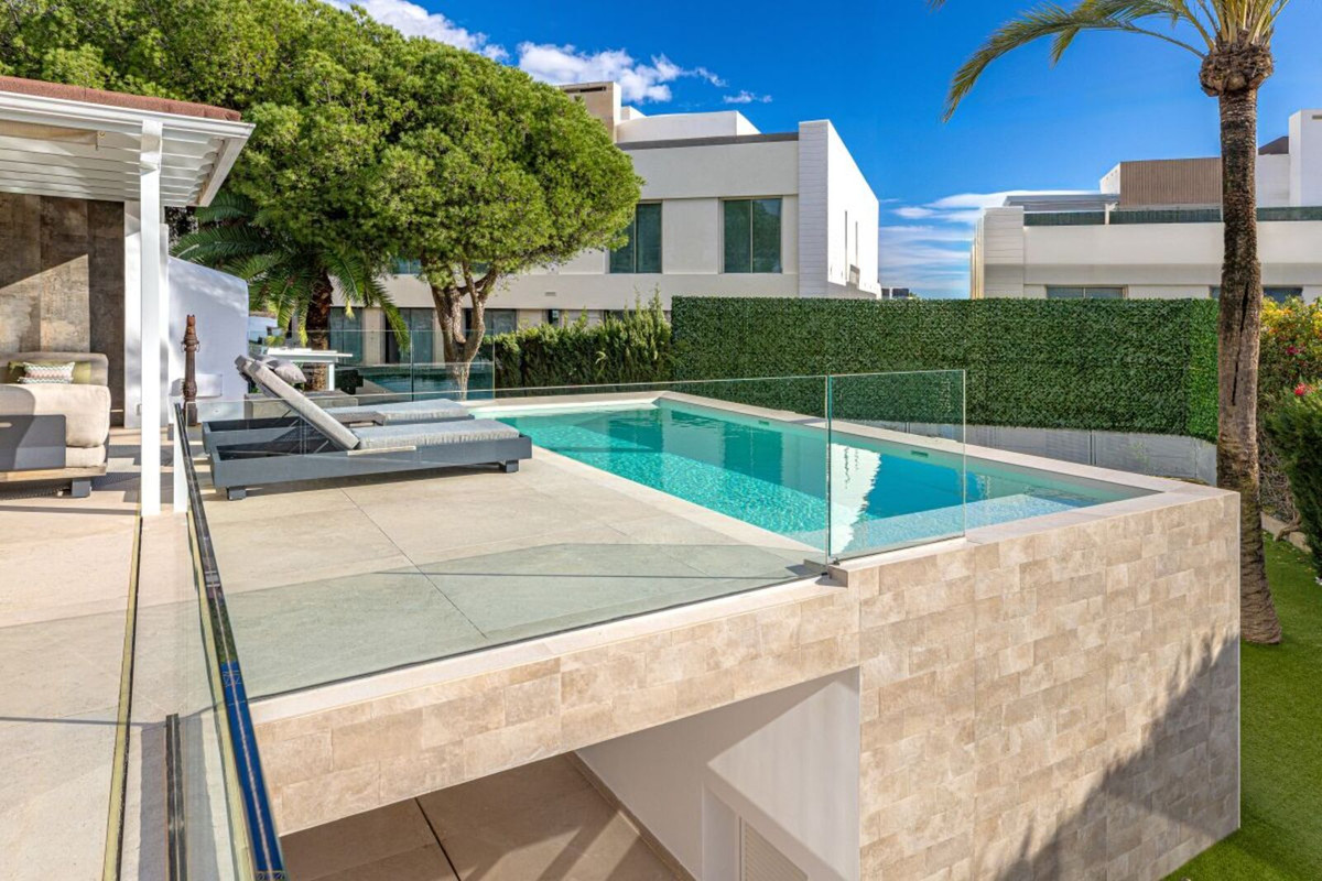 Se vende Villa - Chalet de 5 dormitorios en Costa Del Sol, Málaga, España