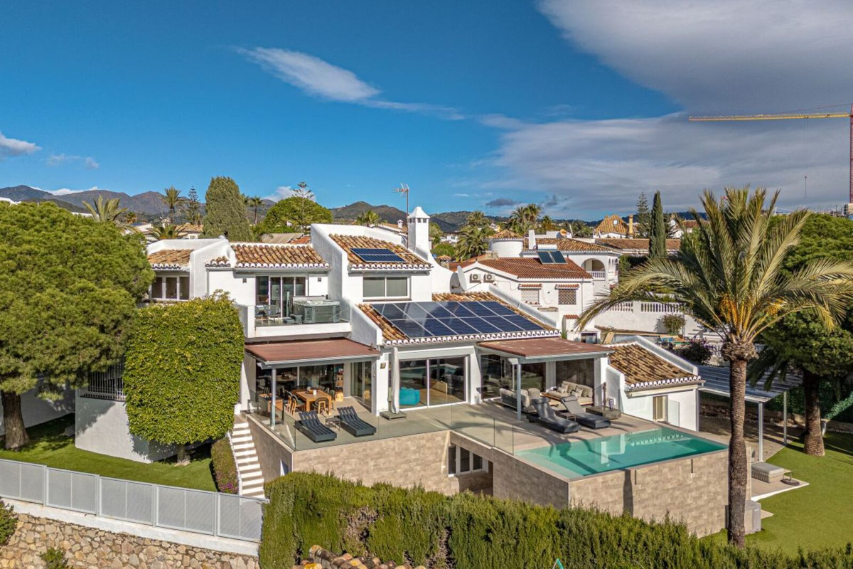 Se vende Villa - Chalet de 5 dormitorios en Costa Del Sol, Málaga, España