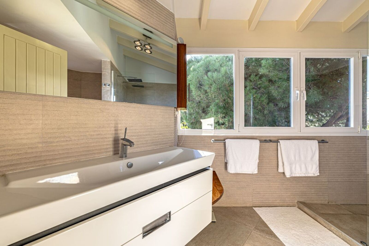 Se vende Villa - Chalet de 5 dormitorios en Costa Del Sol, Málaga, España