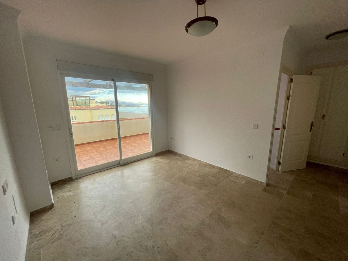 4 Bed Townhouse for sale in Casares Costa Del Sol, Málaga, Spain