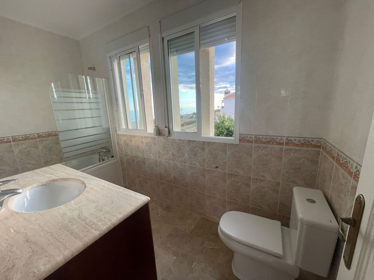 4 Bed Townhouse for sale in Casares Costa Del Sol, Málaga, Spain