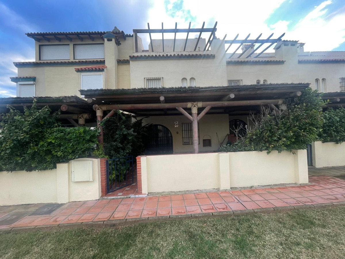 4 Bed Townhouse for sale in Casares Costa Del Sol, Málaga, Spain