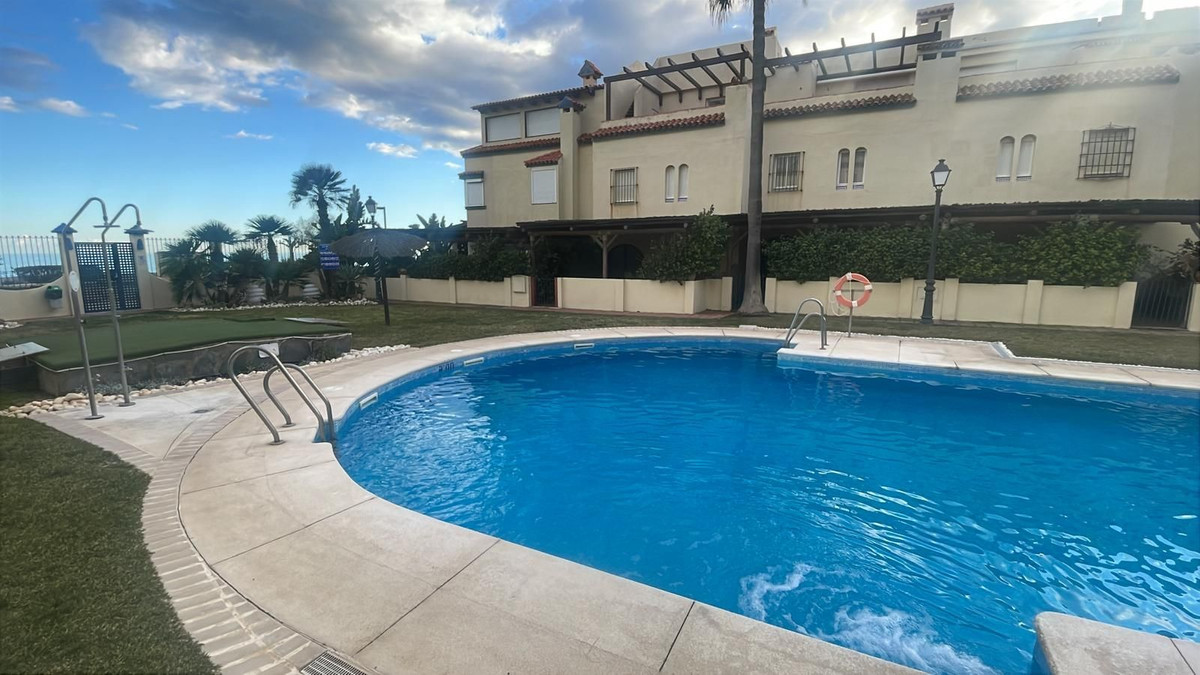 4 Bed Townhouse for sale in Casares Costa Del Sol, Málaga, Spain