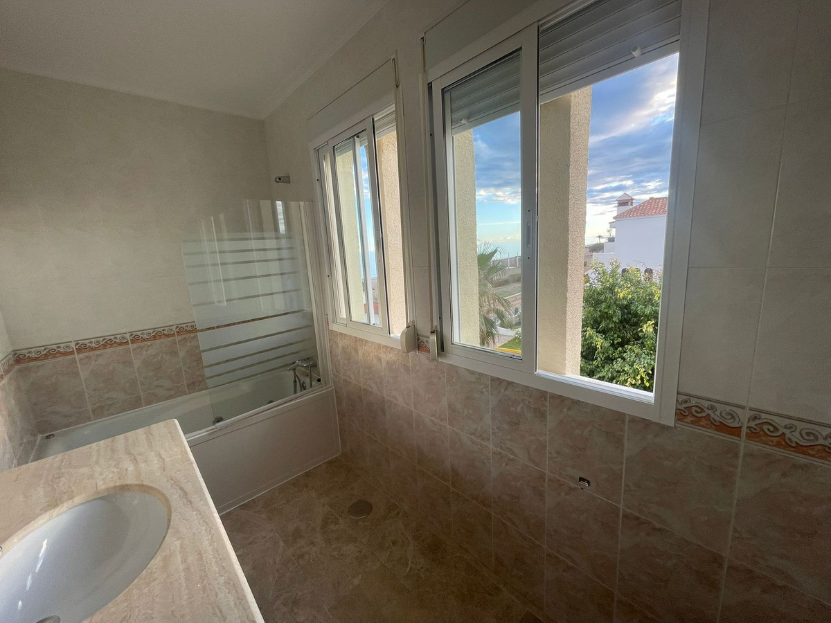 4 Bed Townhouse for sale in Casares Costa Del Sol, Málaga, Spain