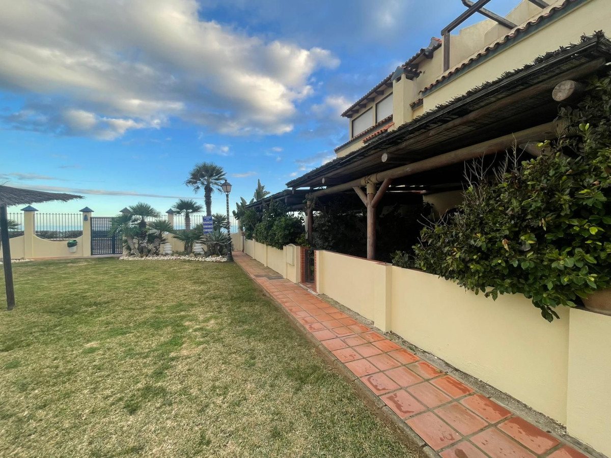 4 Bed Townhouse for sale in Casares Costa Del Sol, Málaga, Spain