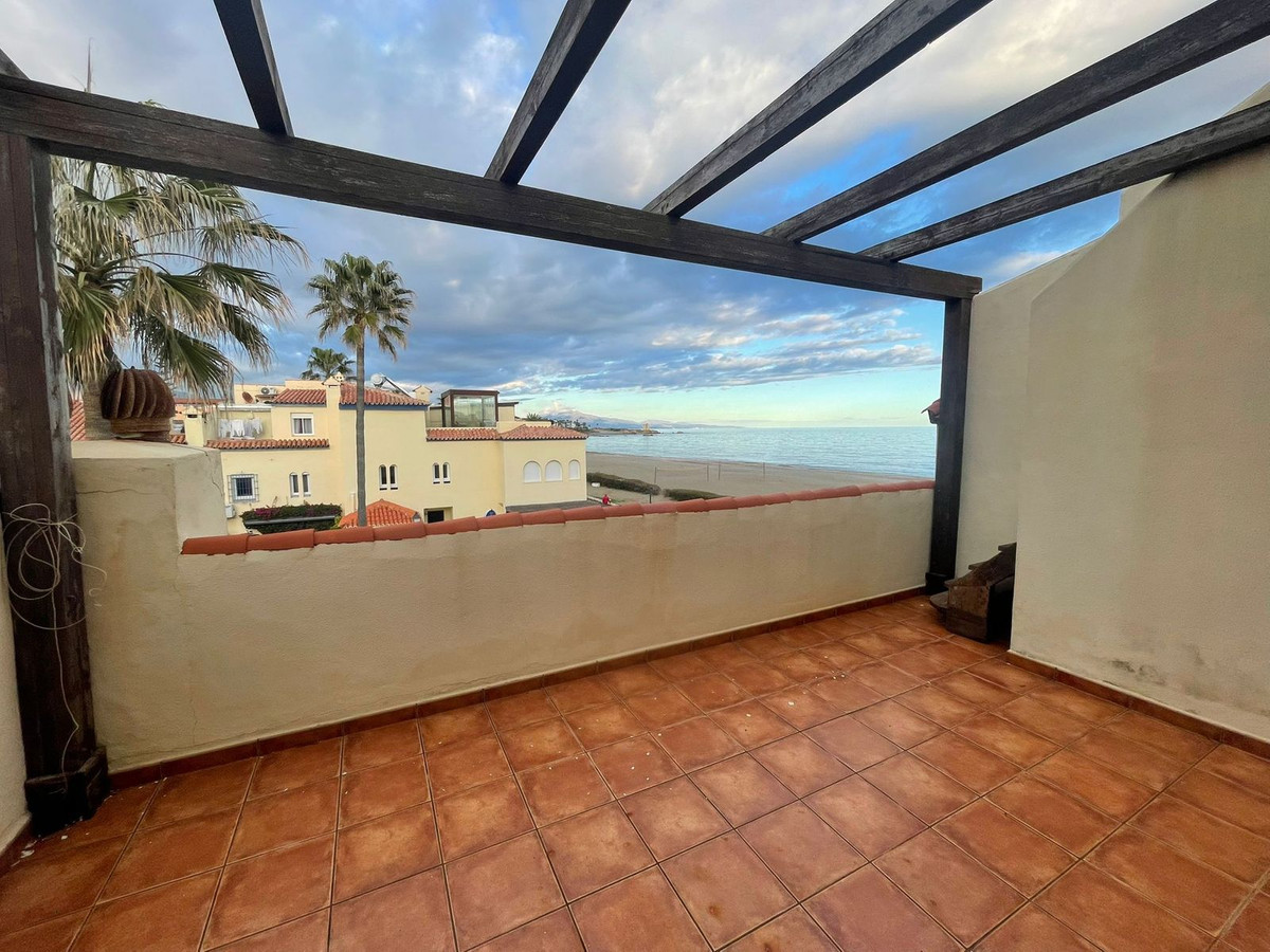 4 Bed Townhouse for sale in Casares Costa Del Sol, Málaga, Spain