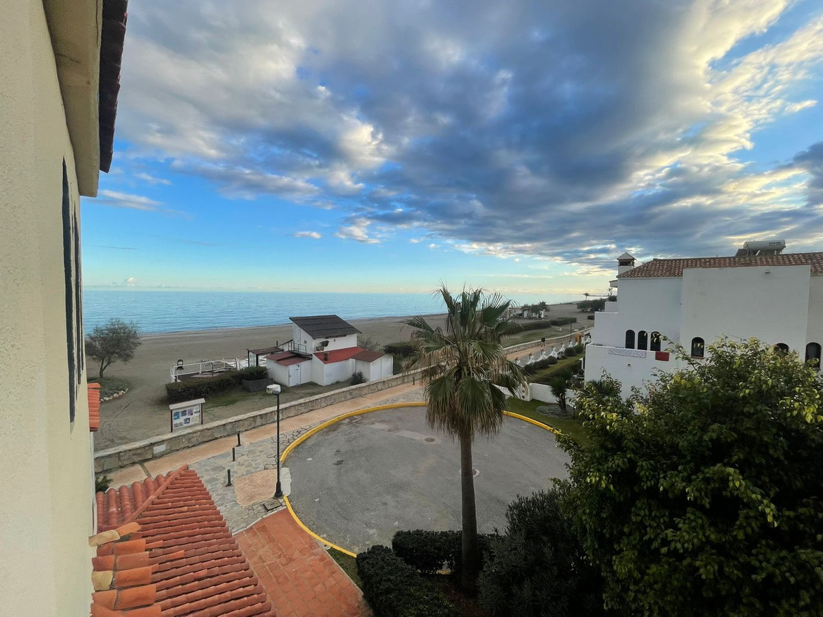 4 Bed Townhouse for sale in Casares Costa Del Sol, Málaga, Spain