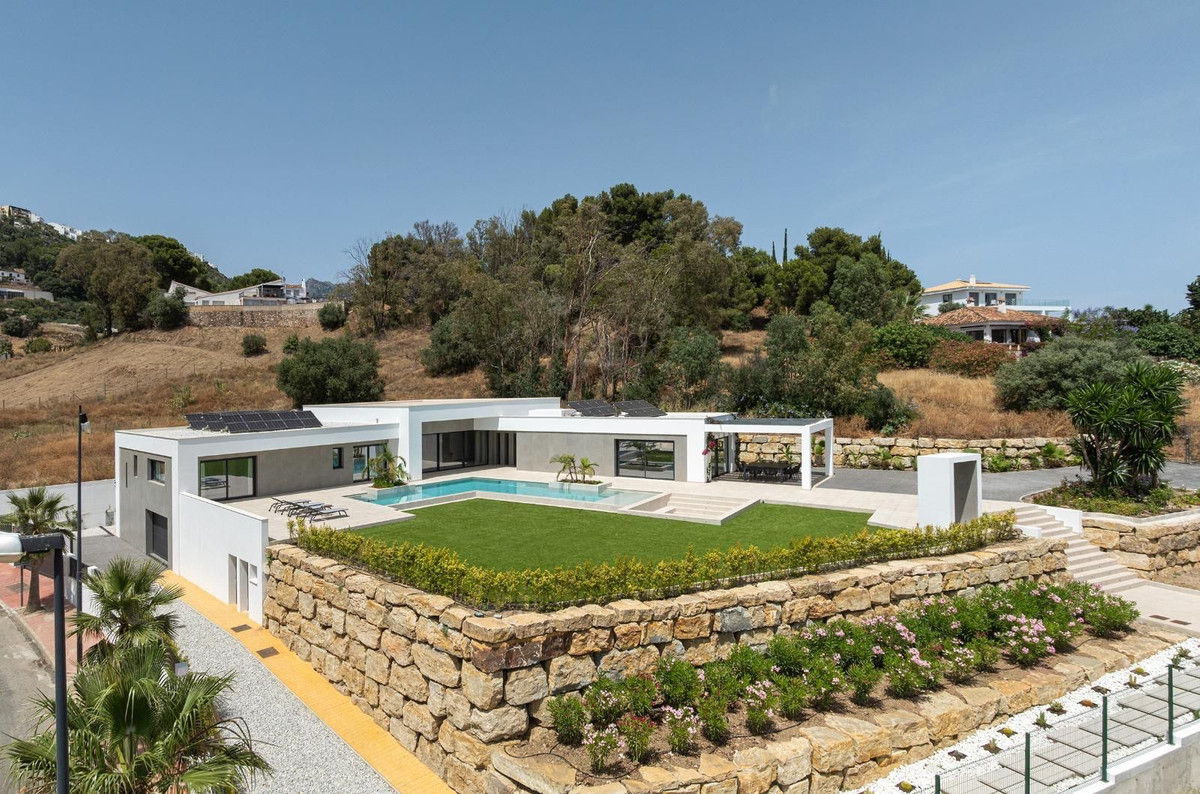 5 Bed Townhouse for sale in Benalmadena Costa Costa Del Sol, Málaga, Spain