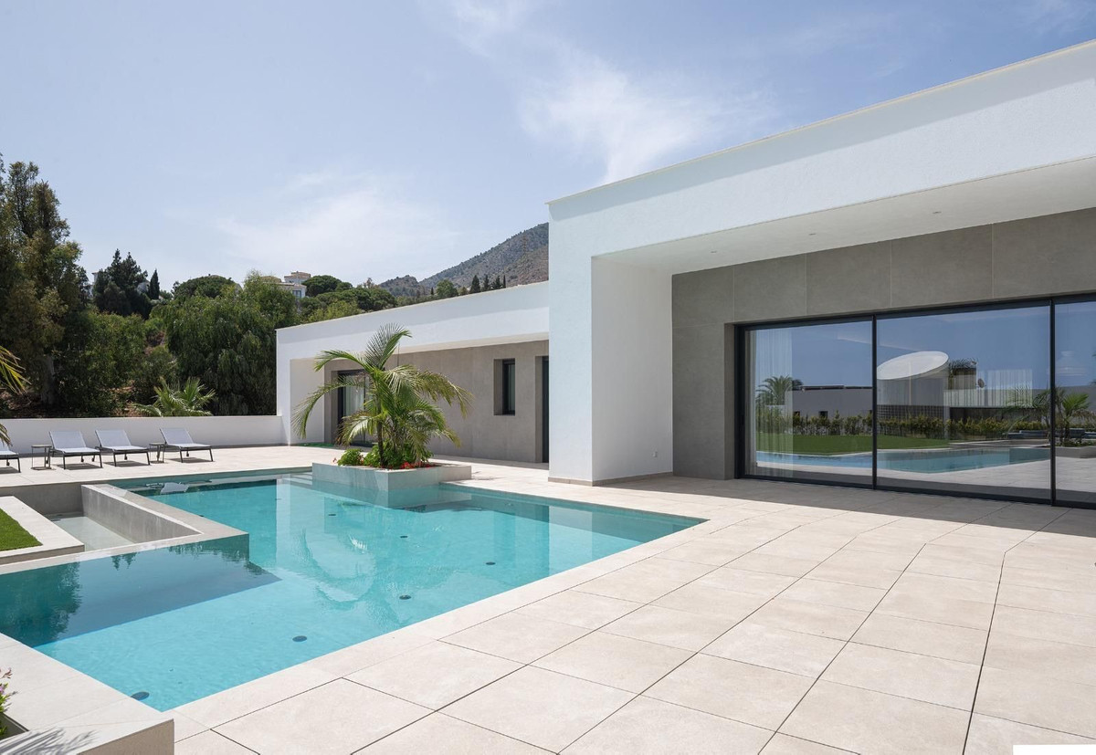 5 Bed Townhouse for sale in Benalmadena Costa Costa Del Sol, Málaga, Spain