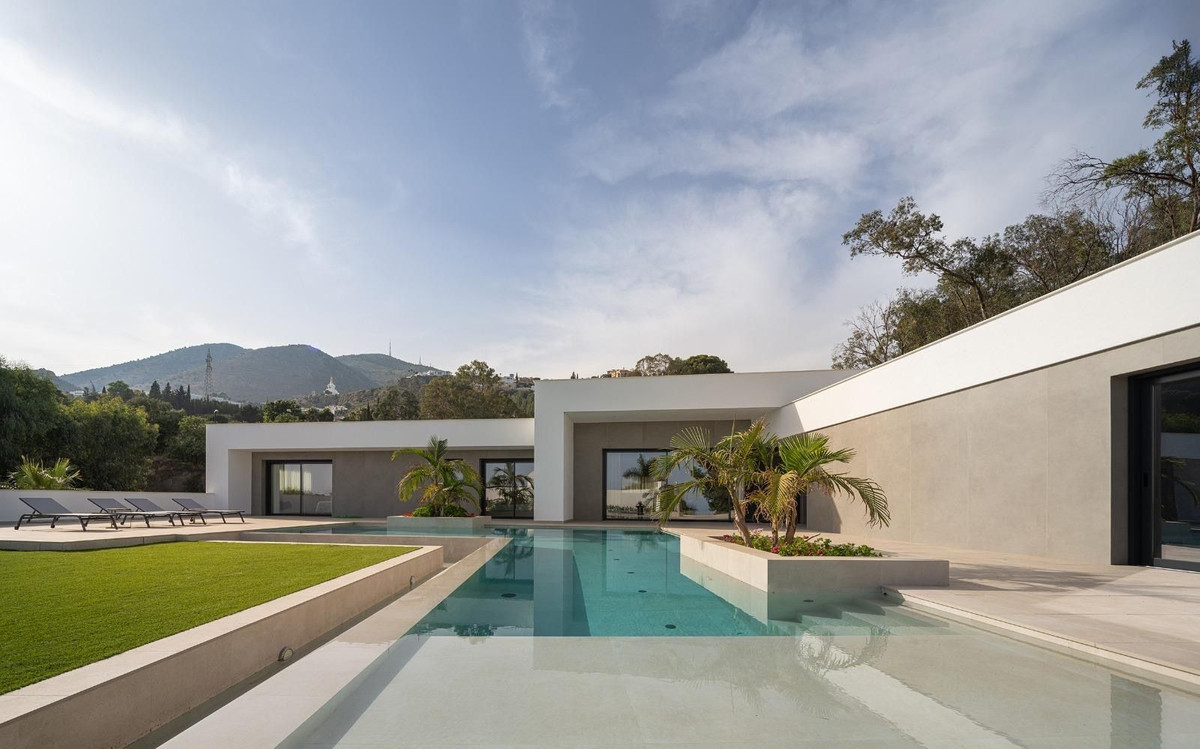 5 Bed Townhouse for sale in Benalmadena Costa Costa Del Sol, Málaga, Spain