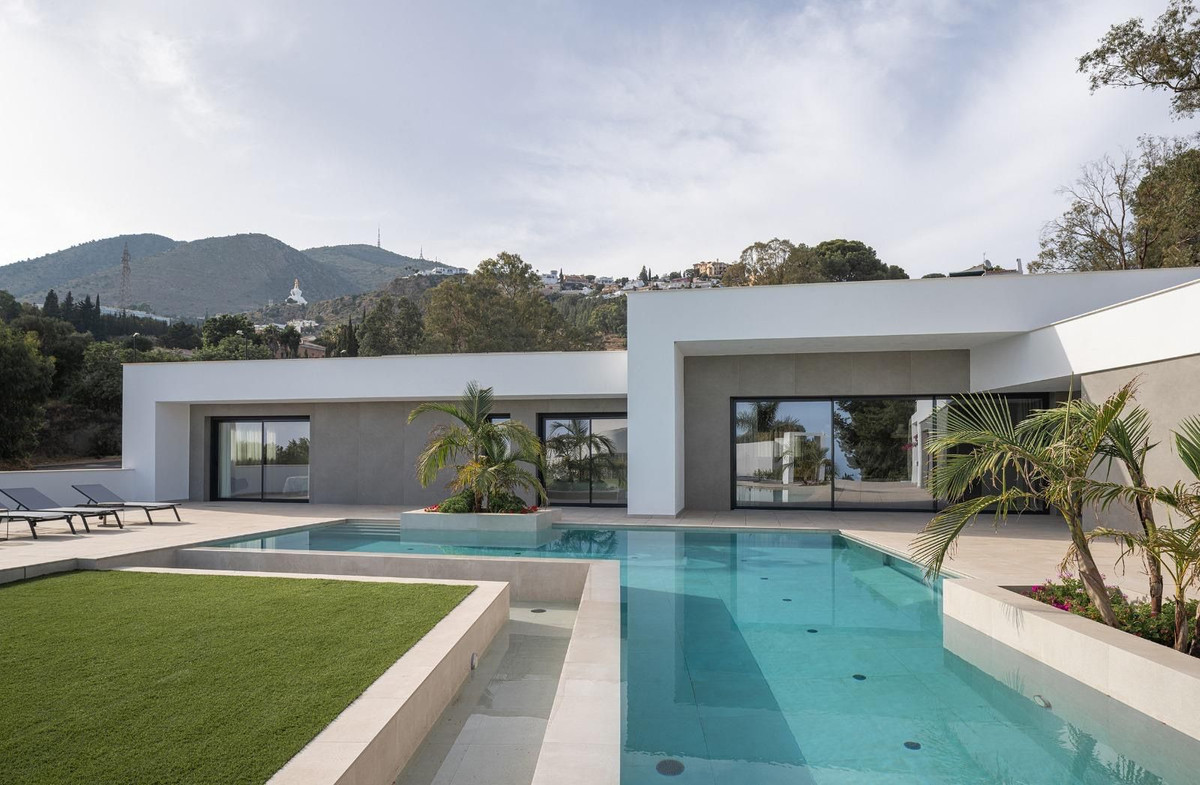 5 Bed Townhouse for sale in Benalmadena Costa Costa Del Sol, Málaga, Spain