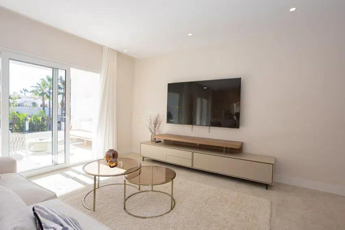 4 Bed Apartment for sale in Nueva Andalucía Costa Del Sol, Málaga, Spain