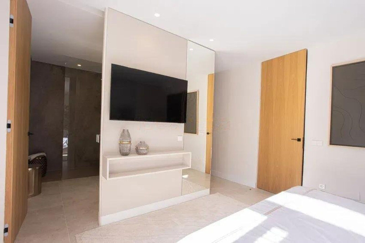 4 Bed Apartment for sale in Nueva Andalucía Costa Del Sol, Málaga, Spain